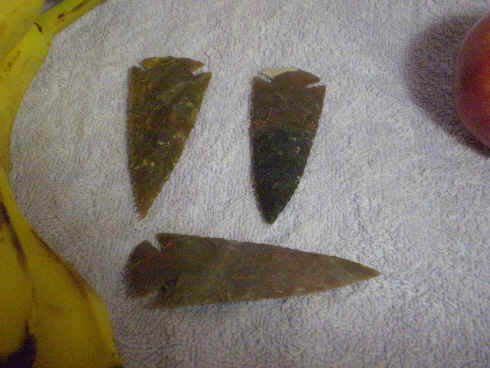 Chipped stone arrowheads, approximately 3<SUP>1</S